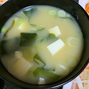 豆腐・ワカメ・ネギの味噌汁
